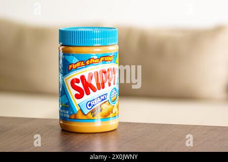 OSTRAVA, RÉPUBLIQUE TCHÈQUE - 21 JUIN 2023 : Skippy Creamy beurre d'arachide dans une bouteille en plastique dans la cuisine Banque D'Images