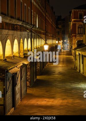 Vue depuis le pont du Rialto dans une ruelle, Venise Banque D'Images