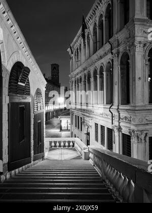 Vue depuis le pont du Rialto dans une ruelle, Venise Banque D'Images