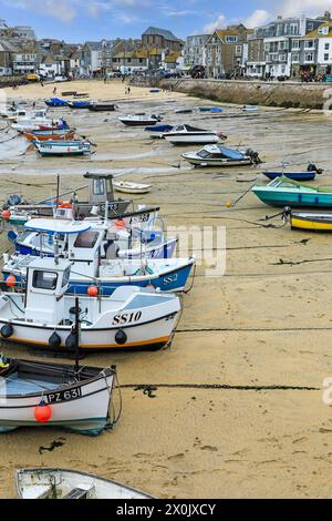 Bateaux amarrés n équipés Ives Harbour à marée basse, préparation Ives, Cornouailles, Angleterre, Royaume-Uni Banque D'Images