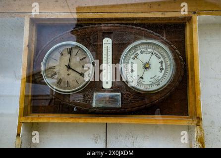 Une horloge, un thermomètre et un baromètre sur le port à prévu Ives, Cornouailles, Angleterre, Royaume-Uni Banque D'Images