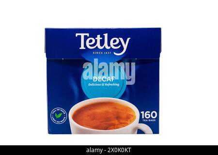 Wolverhampton, Royaume-Uni – 12 avril 2024 : sachets de thé Tetley Decaf isolés sur blanc et comprend un masque de coupe pour une sélection facile Banque D'Images