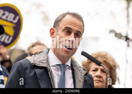 New York, États-Unis. 11 avril 2024. Jeff Blau, PDG de sociétés apparentées, prend la parole alors que le maire Eric Adams célèbre l'approbation de la construction de 2500 unités de logement et d'un stade de soccer dans le parc de l'hôtel de ville de New York le 11 avril 2024. le conseil municipal a approuvé la construction de 2500 logements abordables, d'un stade de football pour la NYCFC, d'une école et d'autres espaces ouverts publics à Willets point. (Photo de Lev Radin/Sipa USA) crédit : Sipa USA/Alamy Live News Banque D'Images