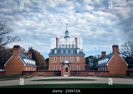 Nuages au-dessus du palais du gouverneur à Colonial Williamsburg, Virginie. Banque D'Images
