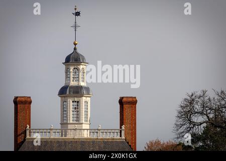 La tour et les cheminées du palais du gouverneur à Colonial Williamsburg, Virginie. Banque D'Images