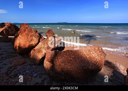 Magnifique lever de soleil à Fung Daeng Beach (Red Cliffs Beach) à Bang Saphan Noi dans la province de Prachuap khiri khan, Thaïlande Banque D'Images