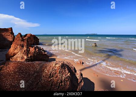 Magnifique lever de soleil à Fung Daeng Beach (Red Cliffs Beach) à Bang Saphan Noi dans la province de Prachuap khiri khan, Thaïlande Banque D'Images