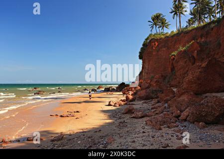 Magnifique lever de soleil à Fung Daeng Beach (Red Cliffs Beach) à Bang Saphan Noi dans la province de Prachuap khiri khan, Thaïlande Banque D'Images