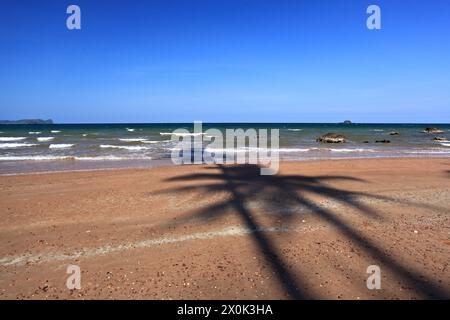 Magnifique lever de soleil à Fung Daeng Beach (Red Cliffs Beach) à Bang Saphan Noi dans la province de Prachuap khiri khan, Thaïlande Banque D'Images