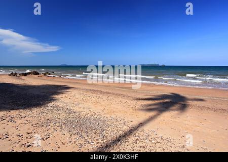 Magnifique lever de soleil à Fung Daeng Beach (Red Cliffs Beach) à Bang Saphan Noi dans la province de Prachuap khiri khan, Thaïlande Banque D'Images