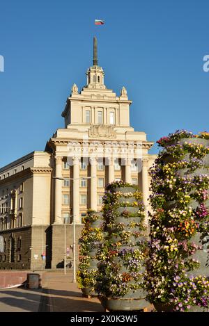 Bâtiment de style stalinien ou classicisme socialiste de l'ancienne Maison du Parti communiste façade architecturale des années 1950 à Sofia Bulgarie, Europe de l'est, Balkans Banque D'Images