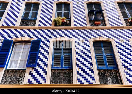 Bâtiment avec façade carrelée blanche et bleue sur la rue principale. Gibraltar, territoire britannique d'outre-mer, Royaume-Uni, Europe Banque D'Images