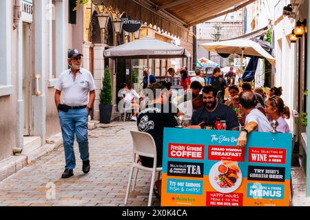 Terrasses de restaurant animées sur le Parlement Ln. Gibraltar, territoire britannique d'outre-mer, Royaume-Uni, Europe Banque D'Images