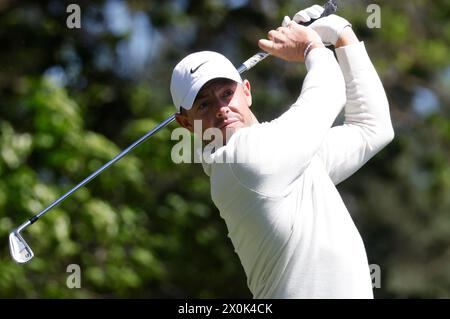 Augusta, États-Unis. 12 avril 2024. Rory McIlroy, de l'Irlande du Nord, s'est lancé sur le quatrième trou du deuxième tour du tournoi Masters à Augusta National Golf Club à Augusta, Géorgie, le vendredi 12 avril 2024. Photo de Tannen Maury /UPI crédit : UPI/Alamy Live News Banque D'Images