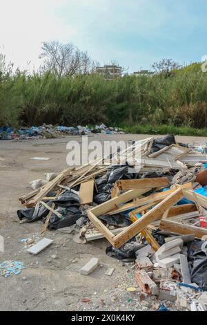 Plongez dans le paysage obsédant de la décomposition urbaine et de la dégradation de l'environnement avec cette image frappante d'une montagne de déchets dans une usine abandonnée Banque D'Images