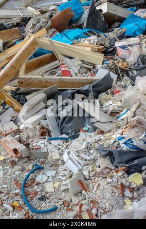 Plongez dans le paysage obsédant de la décomposition urbaine et de la dégradation de l'environnement avec cette image frappante d'une montagne de déchets dans une usine abandonnée Banque D'Images