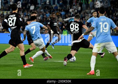 Rome, Italie. 12 avril 2024. Felipe Anderson, du SS Lazio, marque le but de 1-0 lors du match de Serie A entre le SS Lazio et l'US Salernitana au stade Olimpico à Rome (Italie), le 12 avril 2024. Crédit : Insidefoto di andrea staccioli/Alamy Live News Banque D'Images