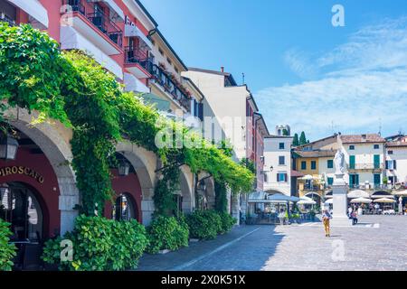 Desenzano del Garda, vieille ville, sqaure Piazza Malvezzi à Brescia, Lombardie / Lombardie, Italie Banque D'Images