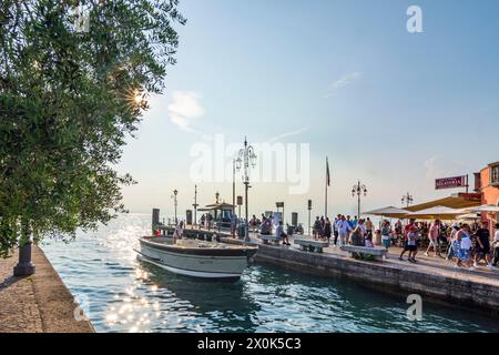 Lazise, Lago di Garda (Lac de Garde), jetée, bateau à Vérone, Vénétie, Italie Banque D'Images