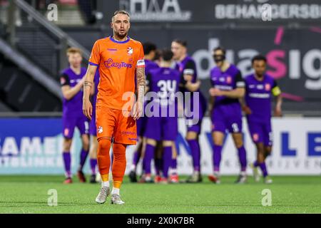 Emmen, pays-Bas. 12 avril 2024. EMMEN, PAYS-BAS - 12 AVRIL : Desley Ubbink du FC Emmen semble abattu lors du match néerlandais Keuken Kampioen Divisie entre le FC Emmen et le MVV Maastricht à de Oude Meerdijk le 12 avril 2024 à Emmen, pays-Bas. (Photo de Pieter van der Woude/Orange Pictures) crédit : Orange pics BV/Alamy Live News Banque D'Images