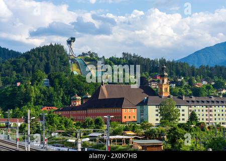 Innsbruck, montagne Berg Isel avec saut à ski, Wilten Abbey dans la région Innsbruck, Tyrol, Autriche Banque D'Images