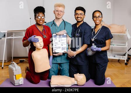 Un groupe de médecins en tenue professionnelle se tenant à côté les uns des autres, mettant en valeur l'unité et le travail d'équipe dans un cadre médical. Banque D'Images