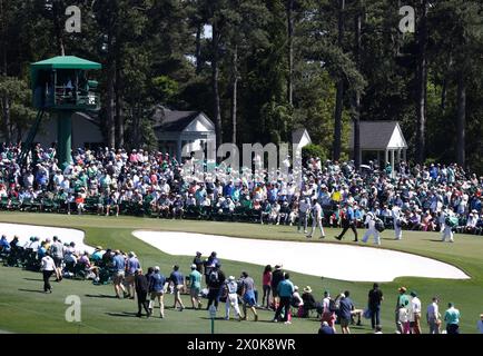 Augusta, États-Unis. 12 avril 2024. Les clients viennent sur le terrain pour la deuxième manche du tournoi Masters à Augusta National Golf Club à Augusta, Géorgie, le vendredi 12 avril 2024. Photo de Tannen Maury/UPI crédit : UPI/Alamy Live News Banque D'Images