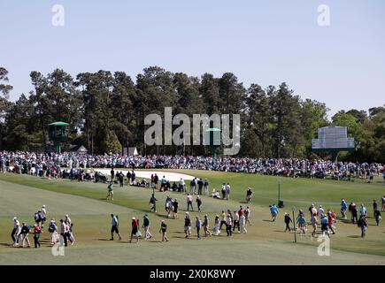 Augusta, États-Unis. 12 avril 2024. Les clients viennent sur le terrain pour la deuxième manche du tournoi Masters à Augusta National Golf Club à Augusta, Géorgie, le vendredi 12 avril 2024. Photo de Tannen Maury/UPI crédit : UPI/Alamy Live News Banque D'Images