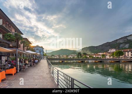 Paratico, Lago d'Iseo (lac d'Iseo), promenade du lac à Paratico, vue sur Sarnico à Brescia, Lombardie / Lombardie, Italie Banque D'Images