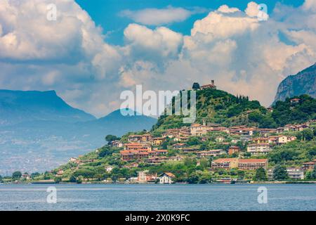 Monte Isola, Lago d'Iseo (Lac d'Iseo), île Monte Isola, villages Carzano et Siviano (haut) à Brescia, Lombardie / Lombardie, Italie Banque D'Images