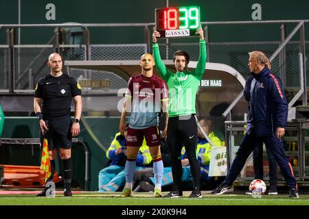 Den Haag, pays-Bas. 12 avril 2024. DEN HAAG, PAYS-BAS - 12 AVRIL : Alvaro Marin de Helmond Sport remplace Anthony van den Hurk de Helmond Sport, arbitre assistant Thomas Krijt, quatrième officiel Daniel Drost lors du match néerlandais Keuken Kampioen Divisie entre ADO Den Haag et Helmond Sport au stade Bingoal le 12 avril 2024 à Den Haag, aux pays-Bas. (Photo de Hans van der Valk/Orange Pictures) crédit : Orange pics BV/Alamy Live News Banque D'Images