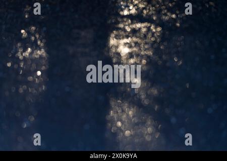 Réflexions circulaires de la lumière provoquées par la lumière du soleil sur une couche de glace, Allemagne Banque D'Images