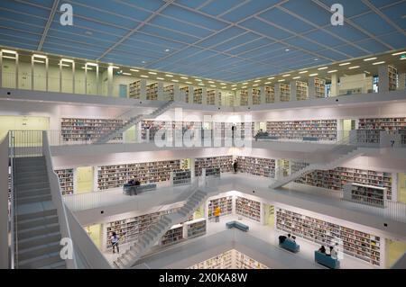 Vue intérieure, hall de la galerie avec escaliers de la bibliothèque de la ville, architecte Eun Young Yi, Stuttgart, Bade-Württemberg, Allemagne Banque D'Images