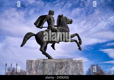 Statue, chef militaire Alexandre le Grand sur son cheval Voukefalas, promenade, Thessalonique, Macédoine, Grèce Banque D'Images