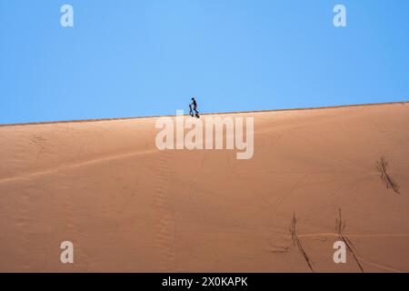 Mère et enfant en randonnée sur la dune Big Daddy à Deadvlei dans le parc national Namib-Naukluft, Namibie Banque D'Images