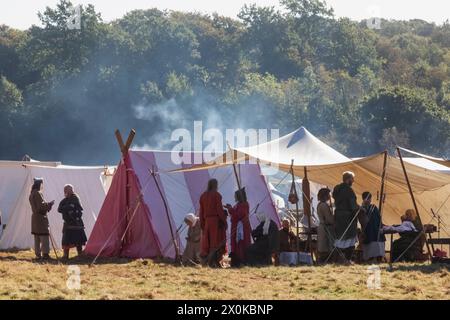 Angleterre, Sussex de l'est, bataille, le festival annuel de reconstitution de la bataille d'Hastings d'octobre, le campement anglais avec les participants de l'événement vêtus d'un costume médiéval Banque D'Images