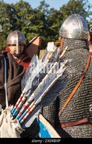 Angleterre, East Sussex, bataille, festival annuel de reconstitution de la bataille de Hastings en octobre, plumes traditionnelles de flèches longues Banque D'Images