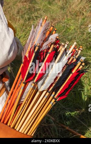 Angleterre, East Sussex, bataille, festival annuel de reconstitution de la bataille de Hastings en octobre, plumes traditionnelles de flèches longues Banque D'Images