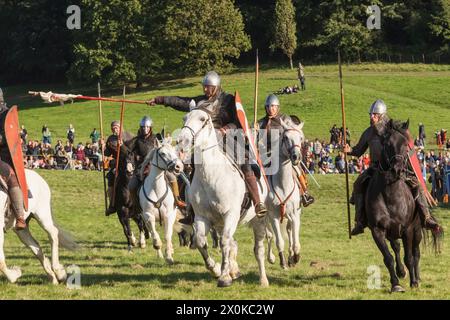 Angleterre, East Sussex, bataille, le festival annuel de reconstitution de la bataille de Hastings en octobre, chevaliers normands à cheval habillés d'armure médiévale Banque D'Images