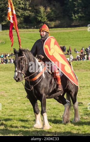 Angleterre, East Sussex, bataille, festival annuel de reconstitution de la bataille d'Hastings en octobre, chevalier normand à cheval habillé d'armure médiévale Banque D'Images