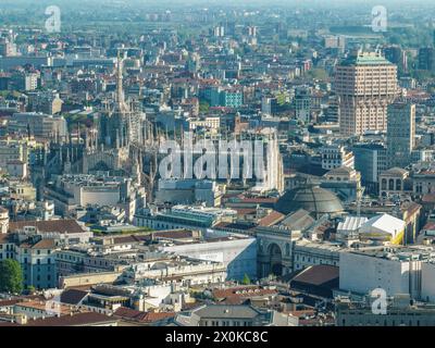 Vue aérienne de la cathédrale de Milan. Duomo di Milano. Cathédrale en marbre blanc. Contreforts, pinacles et flèches. Statue de la Madonnina. Italie Banque D'Images