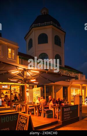 Angleterre, West Sussex, Worthing, Marine Parade, le cinéma Dome et bars de nuit Banque D'Images