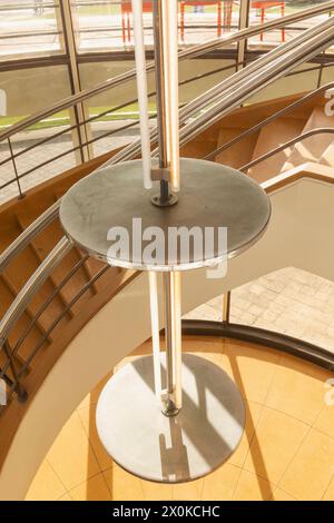 Angleterre, Sussex de l'est, Bexhill-on-Sea, Pavillon de la Warr, vue intérieure de l'escalier en spirale Art déco Banque D'Images