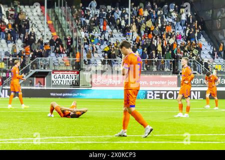 Emmen, pays-Bas. 12 avril 2024. EMMEN, Stadium Oude Meerdijk, 12-04-2024, saison 2023/2024, Dutch Keuken Kampioen Divisie pendant le match Emmen - MVV Dejected Emmen Players Credit : Pro Shots/Alamy Live News Banque D'Images