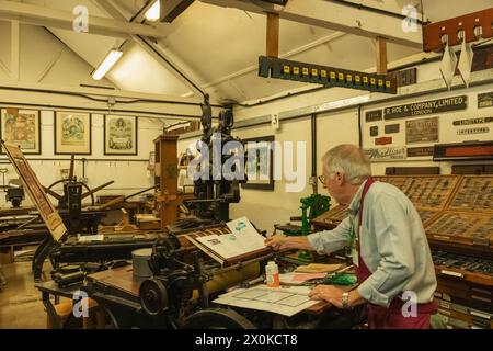 Angleterre, West Sussex, Arundel, Amberley Museum and Heritage Centre, démonstration de l'impression Banque D'Images