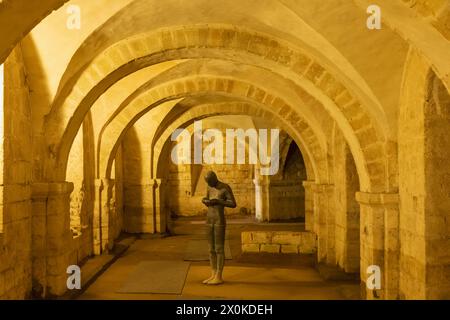 Angleterre, Hampshire, Winchester, cathédrale de Winchester, la crypte, sculpture intitulée 'Sound II' par Antony Gormley Banque D'Images