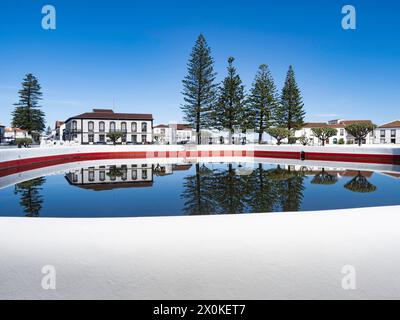 Panorama, architecture, Açores, Camara Municipal, île de Graciosa, Portugal, ville de Santa Cruz da Graciosa, archipel de l'océan Atlantique, bassin d'eau blanche et rouge Banque D'Images