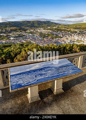 Azulejo peint en céramique émaillée étain-vitrage mosaïque scène de guet de la ville d'Angra do Heroismo, Açores, Terceira, Portugal, archipel de l'océan Atlantique, culture portugaise, vue depuis Monte Brasil Banque D'Images