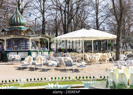 Café de rue confortable avec des tables vides par une journée ensoleillée à Copenhague, Danemark. Banque D'Images