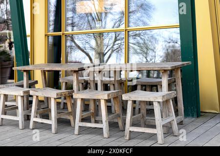 Café de rue confortable avec des tables vides par une journée ensoleillée à Copenhague, Danemark. Banque D'Images